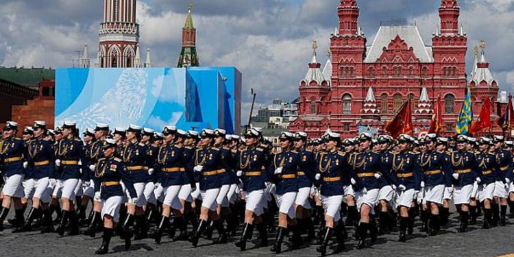 Rusya, 40 yaş üstü vatandaşların ve 30 yaş üstü yabancıların orduya kaydolmalarının yolunu açıyor