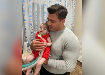 Rıza Kayaalp ödülünü SMA hastası Eslem Fatma’ya bağışladı