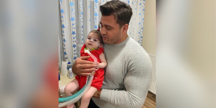 Rıza Kayaalp ödülünü SMA hastası Eslem Fatma’ya bağışladı