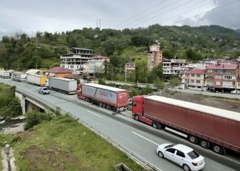 Sarp Sınır Kapısı’nda 8 kilometrelik TIR kuyruğu