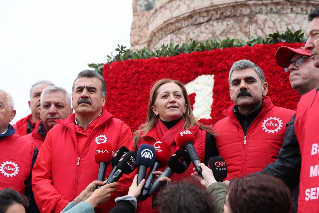 Sendikalar Taksim’deki Atatürk Anıtı’na çelenk bıraktı