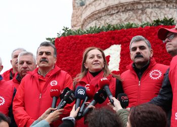 Sendikalar Taksim’deki Atatürk Anıtı’na çelenk bıraktı
