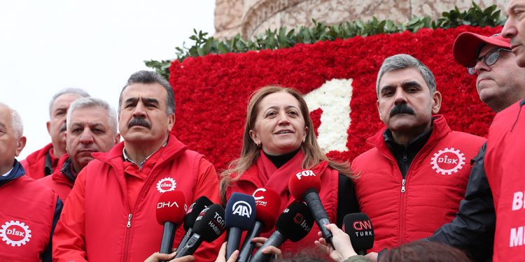 Sendikalar Taksim’deki Atatürk Anıtı’na çelenk bıraktı