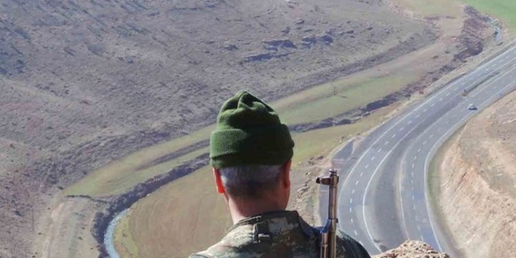 Silah bırakan korucuların aileleri: Kimse kendi halkına ihanet etmemeli, Kürtler birbirine sahip çıkmalı