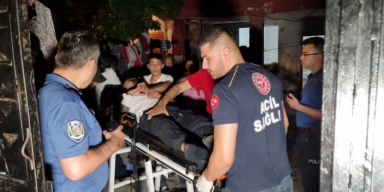 Sokak ortasında kalaşnikof ve tabancalı saldırı: 1 yaralı