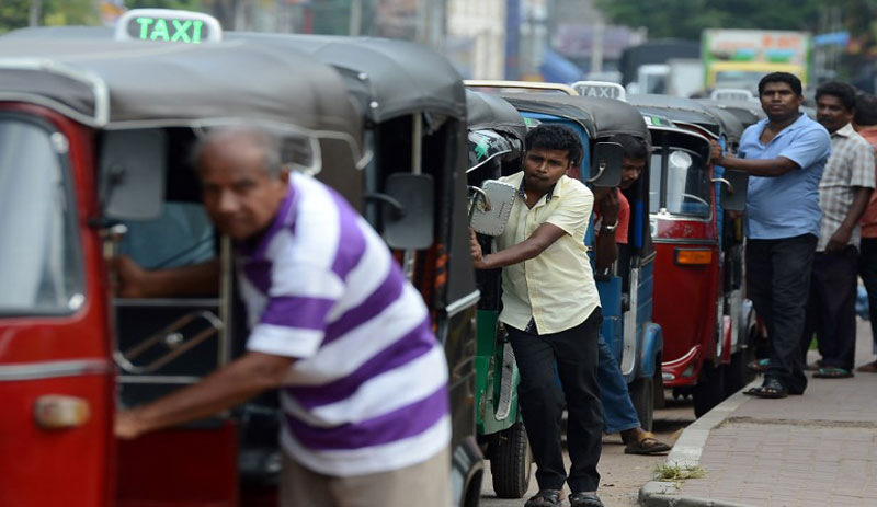 Sri Lanka başbakanı ülkenin bir günlük petrolü kaldığını duyurdu