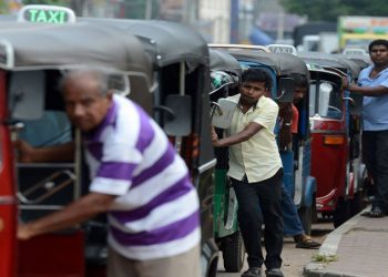 Sri Lanka başbakanı ülkenin bir günlük petrolü kaldığını duyurdu