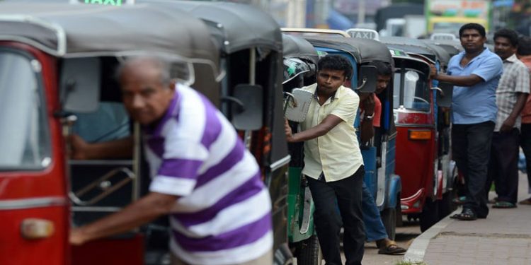 Sri Lanka başbakanı ülkenin bir günlük petrolü kaldığını duyurdu