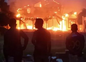 Sri Lanka'da başbakanın istifasına rağmen dükkanlar kundaklanmaya devam etti