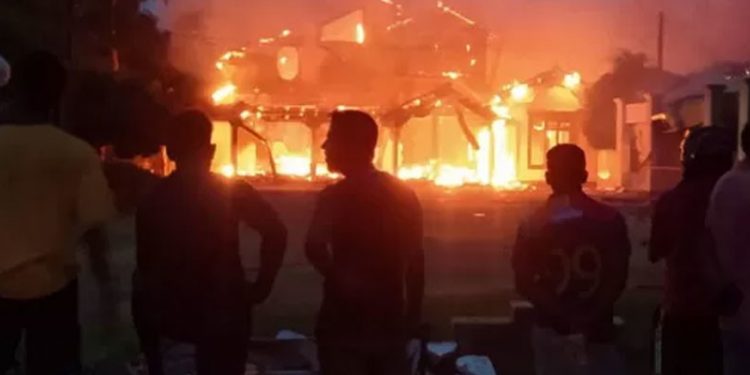 Sri Lanka'da başbakanın istifasına rağmen dükkanlar kundaklanmaya devam etti