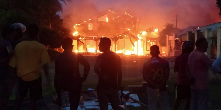 Sri Lanka'da siyasetçilerin evleri neden yakılıyor?
