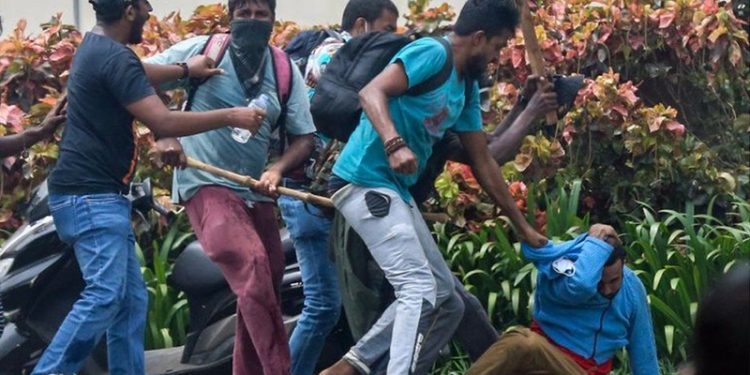 Sri Lanka'daki protestolarda şiddet olayları: 8 kişi öldü, orduya ateş açma emri verildi