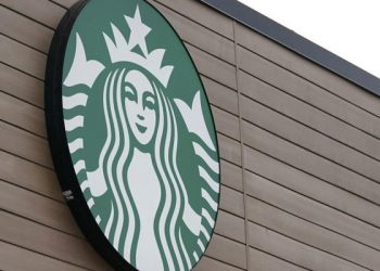 Starbucks, kürtaj ve cinsiyet uyum tedavisi için eyaletten çıkmak zorunda kalan çalışanlarının masraflarını ödeyecek