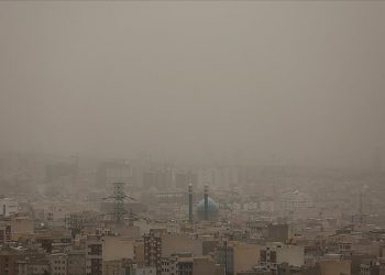 Tahran'da hava kirliliği nedeniyle tüm okullar ve kurumlar tatil edildi