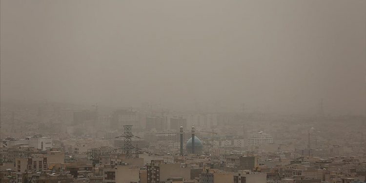 Tahran'da hava kirliliği nedeniyle tüm okullar ve kurumlar tatil edildi