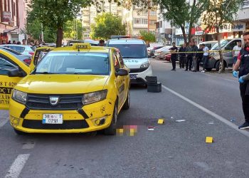 Taksi sürücüsünü sokak ortasından başından vurdu