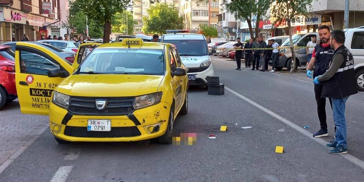 Taksi sürücüsünü sokak ortasından başından vurdu