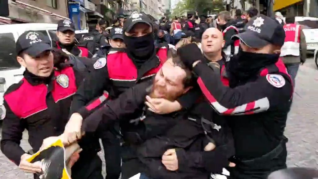 Taksim’e yürümek isteyen 40 genç yaka paça gözaltına alındı