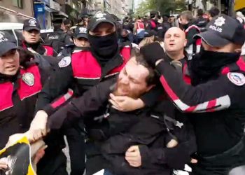 Taksim’e yürümek isteyen 40 genç yaka paça gözaltına alındı