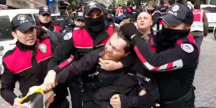 Taksim’e yürümek isteyen 40 genç yaka paça gözaltına alındı