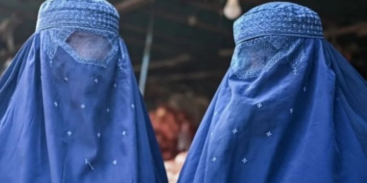 Taliban, kadın TV sunucularına peçe zorunluluğu getirdi