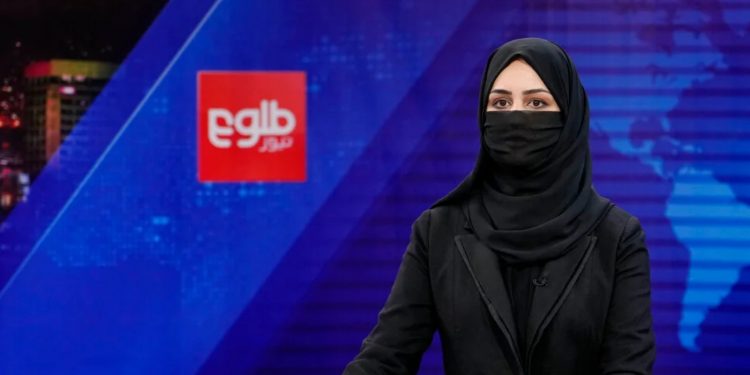 Taliban, kadın haber sunucularının yüzlerini peçe ile örtmesini zorunlu kıldı