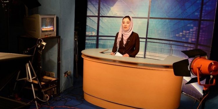Taliban'dan yeni kararname: Kadınların televizyona yüzlerini örtmeden çıkması yasak