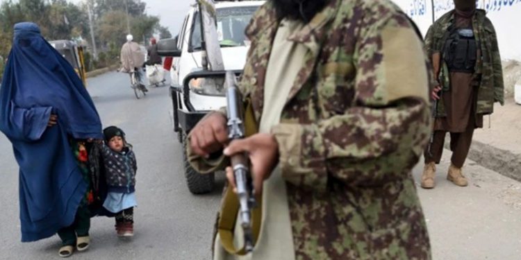 Taliban'ın son talimatı: Kadınlar baştan aşağı örtünecek, önemli işleri yoksa evde oturmaları daha uygun