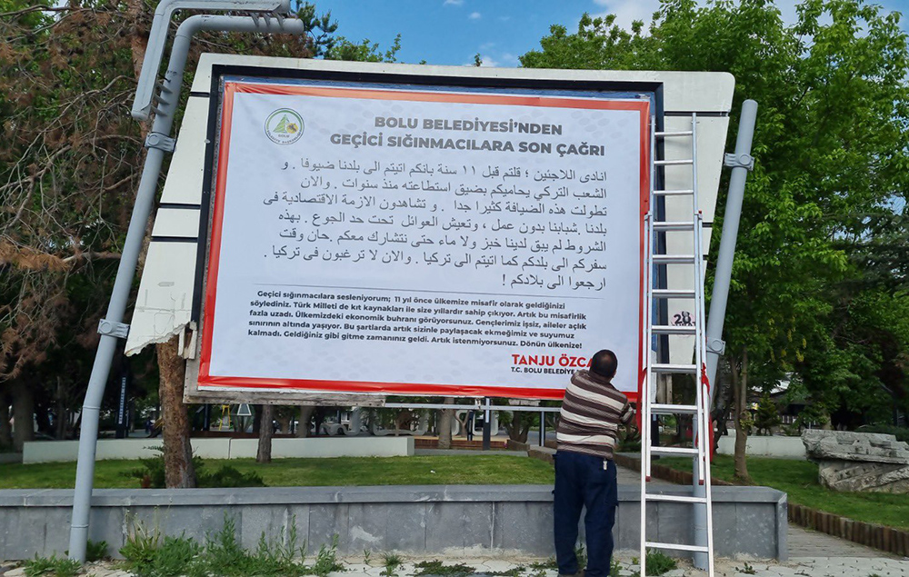 Tanju Özcan bilboardlara afiş astırdı, mültecileri hedef aldı: Evinize dönün!