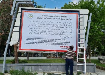 Tanju Özcan bilboardlara afiş astırdı, mültecileri hedef aldı: Evinize dönün!