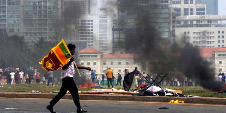 Tarihinin en derin ekonomik krizini yaşayan Sri Lanka'da iktidar milletvekili öldürüldü, başbakan istifa etti