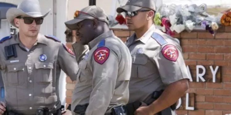Texas polisi: Saldırgan ilkokula girdiğinde, kapıda güvenlik görevlisi yoktu