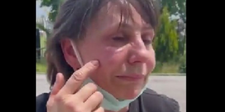 Tiyatro oyuncusu köpekleri beslediği için saldırıya uğradı