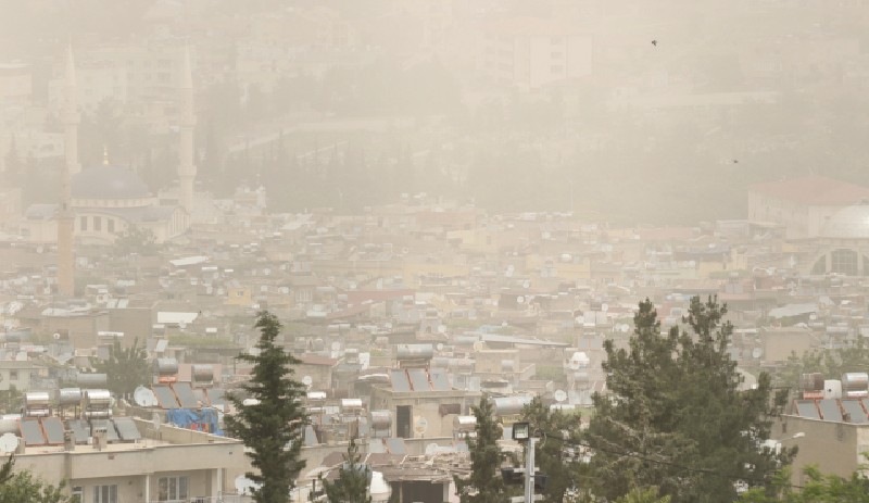 Toz taşınımı Şırnak ve Siirt'te etkisini sürdürüyor: Gerekli olmadıkça sokağa çıkmamak gerekiyor