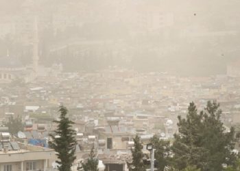 Toz taşınımı Şırnak ve Siirt'te etkisini sürdürüyor: Gerekli olmadıkça sokağa çıkmamak gerekiyor