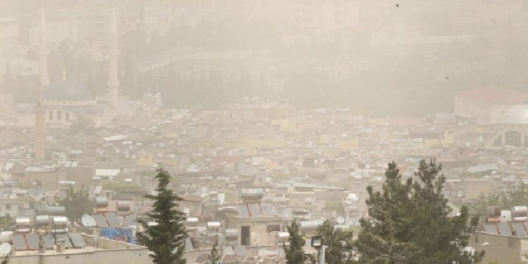 Toz taşınımı Şırnak ve Siirt'te etkisini sürdürüyor: Gerekli olmadıkça sokağa çıkmamak gerekiyor