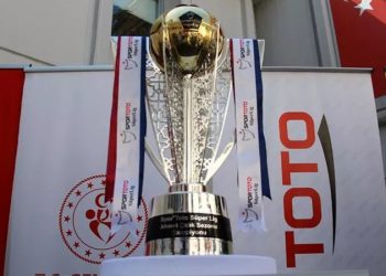 Trabzonspor'un şampiyonluk kupası, TFF yetkililerine teslim edildi