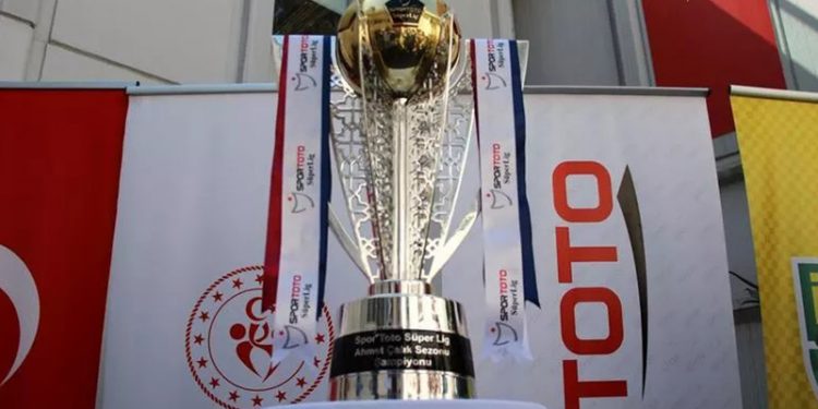 Trabzonspor'un şampiyonluk kupası, TFF yetkililerine teslim edildi