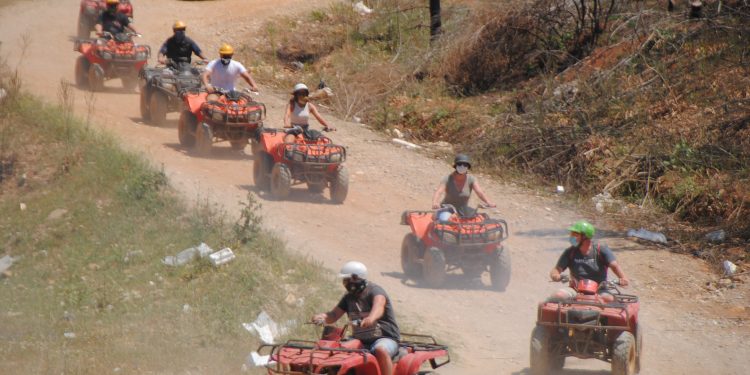 Turizmcilerden bakan Ersoy’a: Çöp ve molozları kaldırtın, turistlere rezil oluyoruz