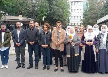 Tutuklu yakınları Diyarbakır Adliyesi önünde