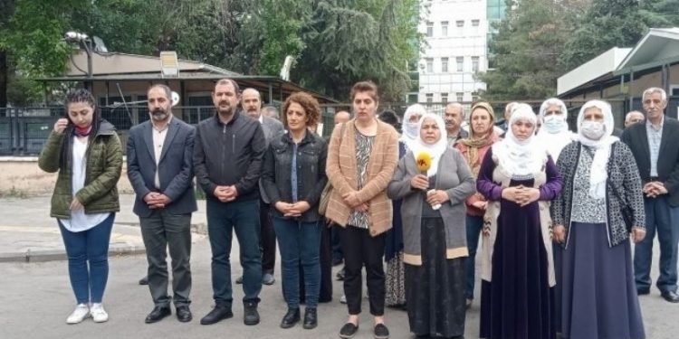 Tutuklu yakınları Diyarbakır Adliyesi önünde