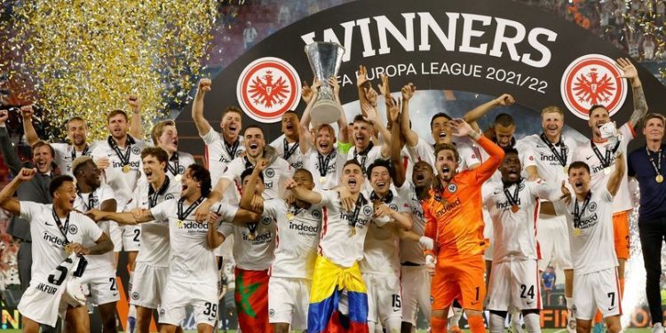 UEFA Avrupa Ligi'ni kazanan Eintracht Frankfurt kasasını doldurdu