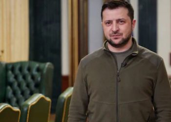 Ukrayna Devlet Başkanı Zelenski'nin haki yeşil poları açık artırmayla 90 bin sterline satıldı