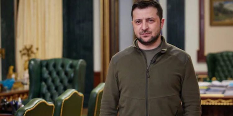 Ukrayna Devlet Başkanı Zelenski'nin haki yeşil poları açık artırmayla 90 bin sterline satıldı