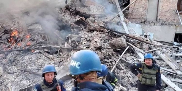 Ukraynalı yetkili: Bomba isabet eden bir okulda onlarca kişinin ölmüş olmasından korkuyoruz