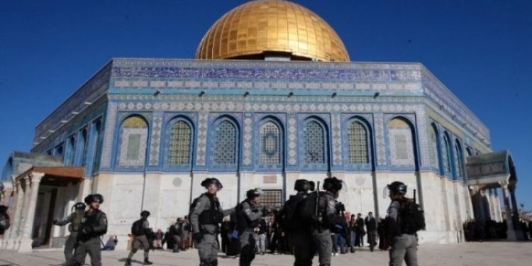 Yahudi yerleşimciler Mescid-i Aksa'da İsrail bayrağı açtı, çatışma çıktı