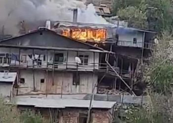 Yangın çıkan ev çöktü; Anne ve oğlu kayıp