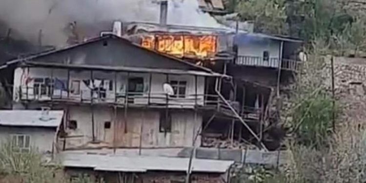 Yangın çıkan ev çöktü; Anne ve oğlu kayıp