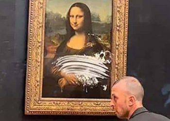 Yaşlı kadın kılığındaki adam, Mona Lisa tablosuna pasta fırlattı