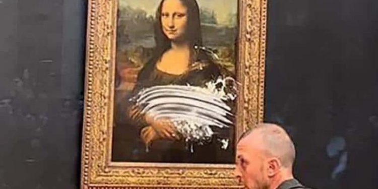 Yaşlı kadın kılığındaki adam, Mona Lisa tablosuna pasta fırlattı